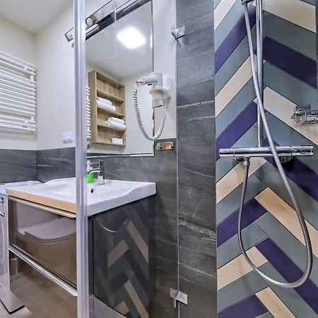 Inpoint With Parking Available 3*